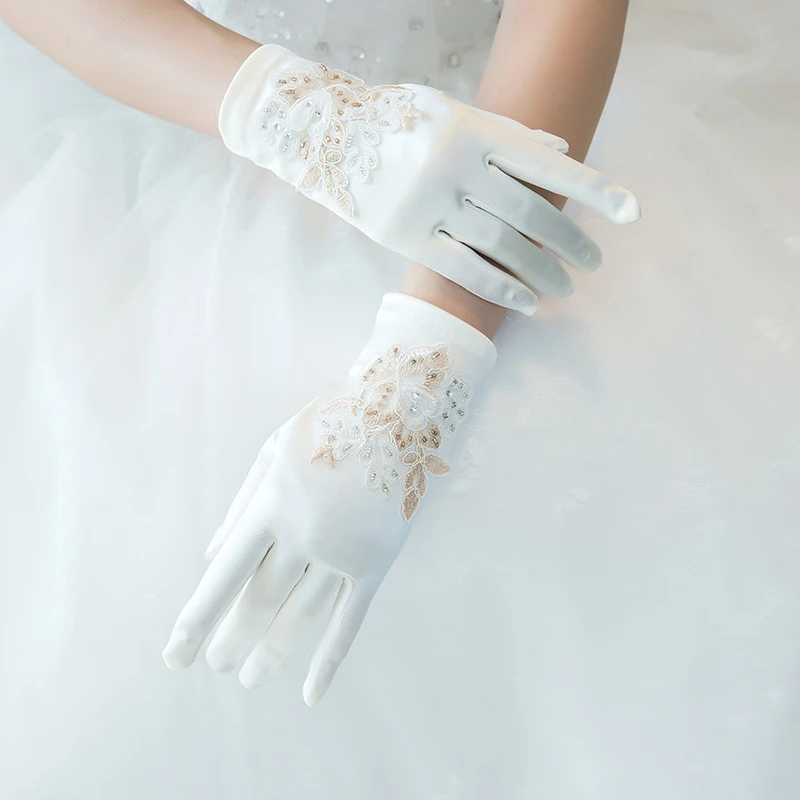 Fashion Bridal Bridesmaids Gloves Short White Embroidery Applique Satin Glove Wedding Accessory Women Wrist Full Finger Gloves
Fashion Bridal Bridesmaids Gloves Short White Embroidery Applique Satin Glove Wedding Accessory Women Wrist Full Finger Gloves