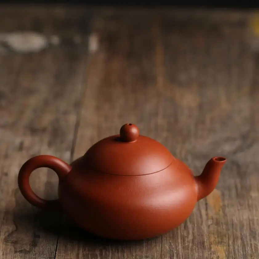 "KingTeaMall" Yixing Teapots Pear Style 100ml Purple Clay Zisha Pot made from Zhuni Red Mud Teawares Teasets Teatools
"KingTeaMall" Yixing Teapots Pear Style 100ml Purple Clay Zisha Pot made from Zhuni Red Mud Teawares Teasets Teatools
