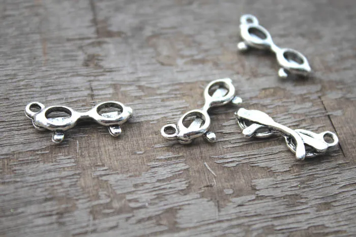 25pcs-- Eyeglasses Charms Charms Antique Tibetan silver Eyeglasses Charms pendants ,DIY Supplies 21x10mm
25pcs-- Eyeglasses Charms Charms Antique Tibetan silver Eyeglasses Charms pendants ,DIY Supplies 21x10mm