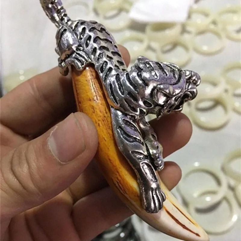 FENGASHOUW Classic tiger Antique Silver boar boar tooth pendants are protective amulets for men's Retro accessories
FENGASHOUW Classic tiger Antique Silver boar boar tooth pendants are protective amulets for men's Retro accessories