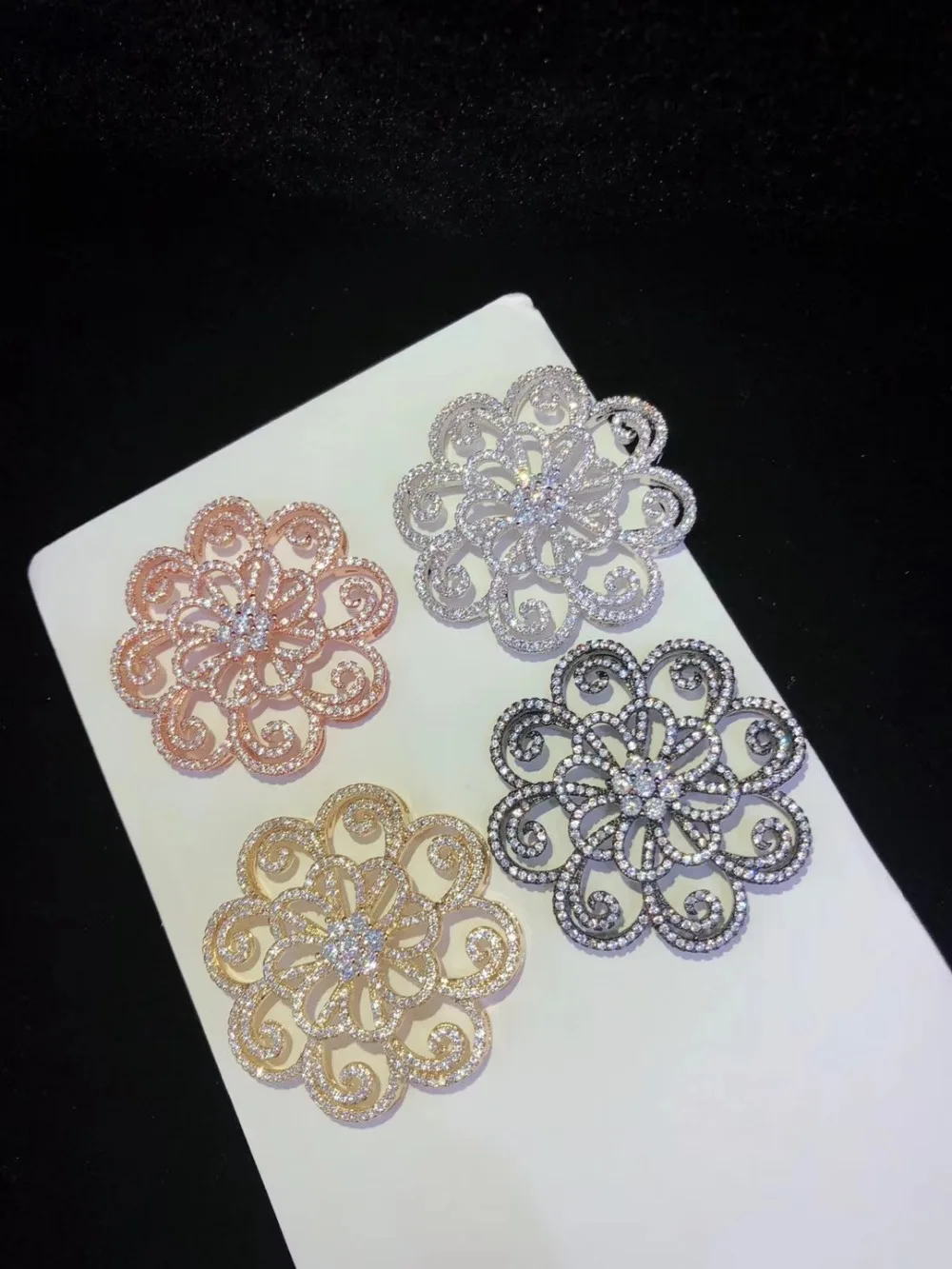 Y086 Golden plated Paved CZ Necklace Pendant Clasps Cubic Zirconia Jewelry Connector DIY Fine Jewellery Making
Y086 Golden plated Paved CZ Necklace Pendant Clasps Cubic Zirconia Jewelry Connector DIY Fine Jewellery Making