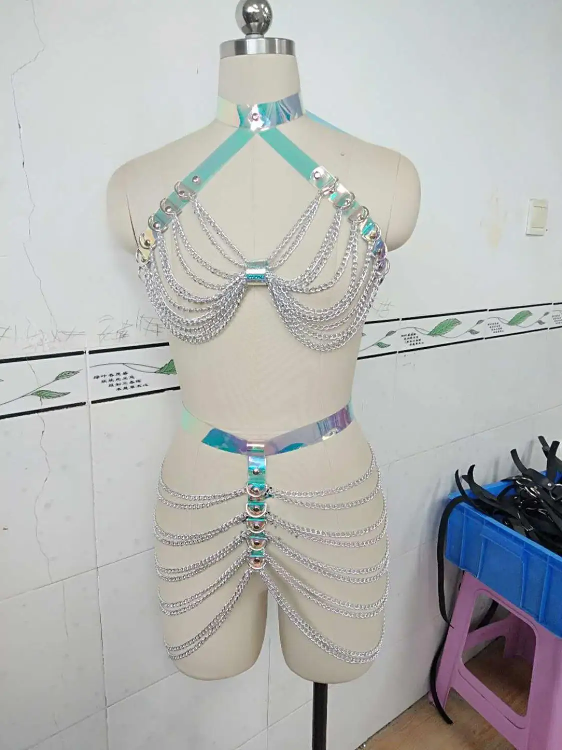 Festival Queen Holographic PVC Bondage 3 Piece Set Women Sexy Laser Choker Hollow Out Crop Top Link Chain Waist Belt Party Set
Festival Queen Holographic PVC Bondage 3 Piece Set Women Sexy Laser Choker Hollow Out Crop Top Link Chain Waist Belt Party Set