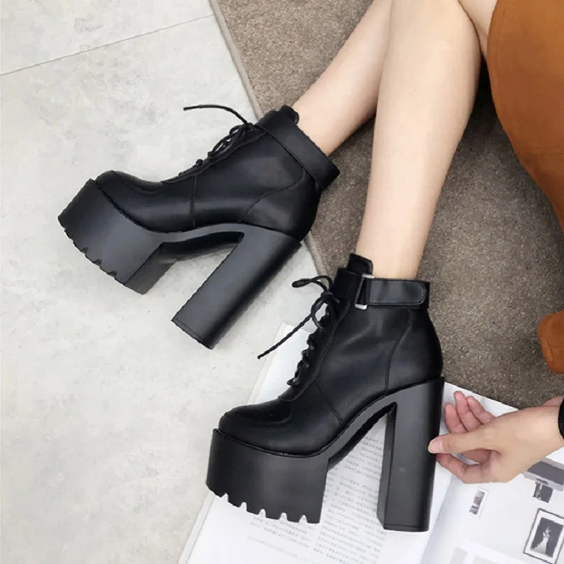 Europe and the United States autumn and winter new waterproof platform with ultra high heels DJ bar trend black high heels.
Europe and the United States autumn and winter new waterproof platform with ultra high heels DJ bar trend black high heels.