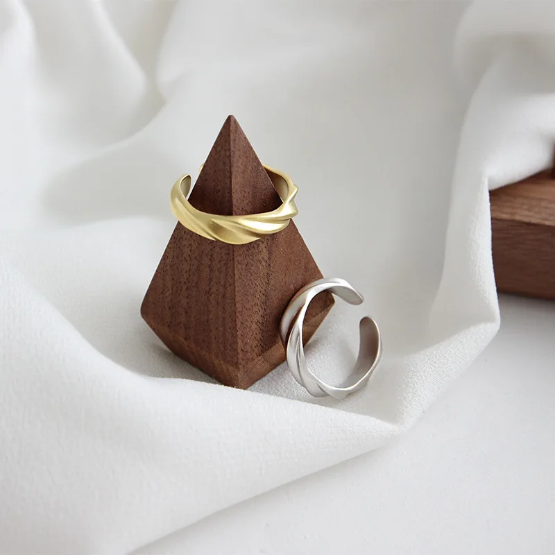 Silvology 925 Sterling Silver Twist Matte Rings Creative High Quality Elegant Rings For Women 2019 New fashionable Jewelry Gift
Silvology 925 Sterling Silver Twist Matte Rings Creative High Quality Elegant Rings For Women 2019 New fashionable Jewelry Gift