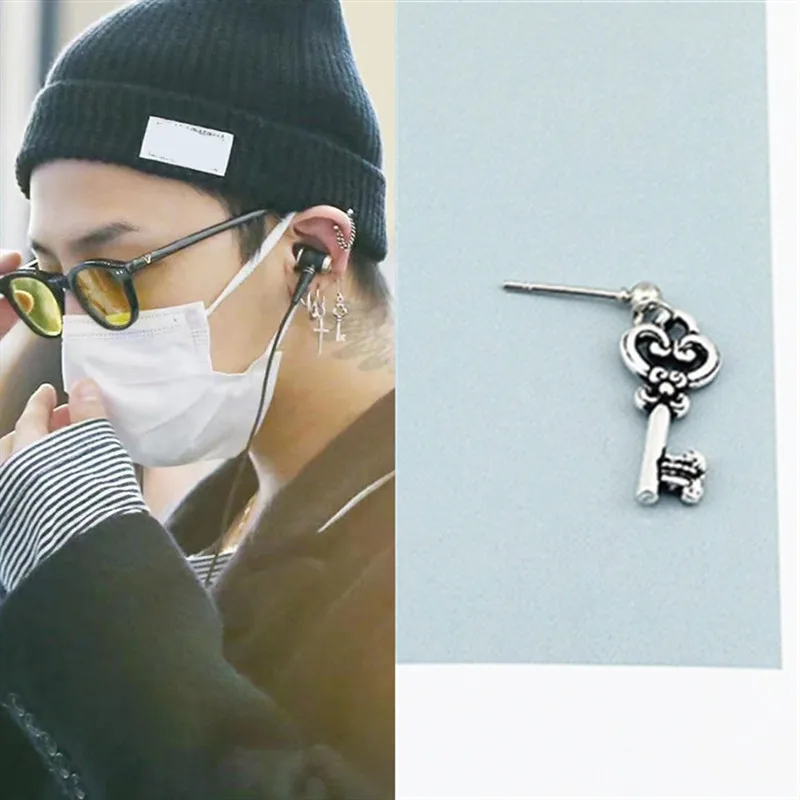 KPOP DNA Korean V Retro Key Stud Earrings Pendientes Mujer Moda Geometric Steel For Women Brincos Earrings Men
KPOP DNA Korean V Retro Key Stud Earrings Pendientes Mujer Moda Geometric Steel For Women Brincos Earrings Men