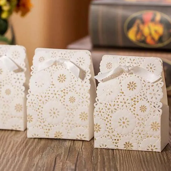 50PCS/Lot Red&white Color Lace Folwer Wedding Candy Box Red Ribbon Bow Laser Cut Bride Favor Gift Party Decor Sweet Gift Box
50PCS/Lot Red&white Color Lace Folwer Wedding Candy Box Red Ribbon Bow Laser Cut Bride Favor Gift Party Decor Sweet Gift Box