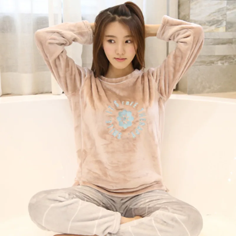 2019 Top Fashion Spring/Winter Thick Flannel Pajama Set Flower Print Long Sleeve Pants 2PCS/Set Warm Sexy Pyjamas
2019 Top Fashion Spring/Winter Thick Flannel Pajama Set Flower Print Long Sleeve Pants 2PCS/Set Warm Sexy Pyjamas