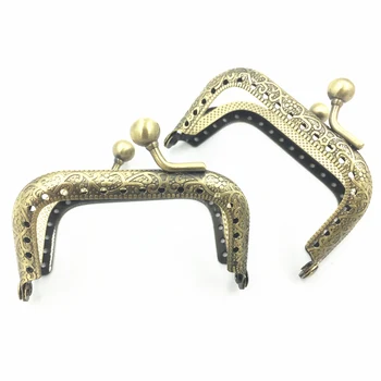 1Pc Bronze Tone Kiss Clasp Lock Clutch Coins Purse Handbag Handle DIY Part Flowers Convex Rectangle Metal Frame 6.5cm
1Pc Bronze Tone Kiss Clasp Lock Clutch Coins Purse Handbag Handle DIY Part Flowers Convex Rectangle Metal Frame 6.5cm