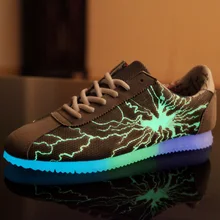 Nouvelles chaussures de loisirs lumineuses émettrices de lumière solaire chaussures de fluorescence en plein air pour hommes(China)