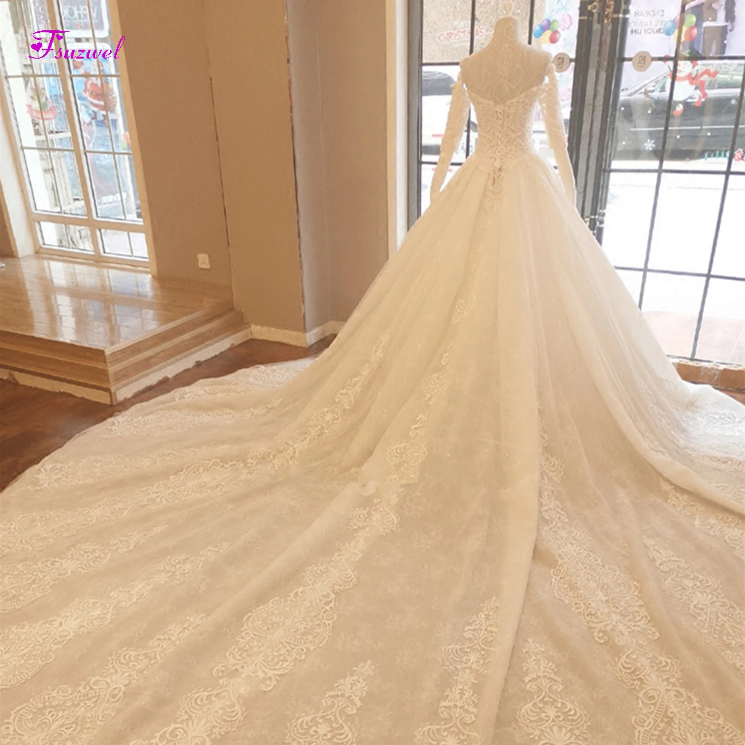Gorgeous Appliques Chapel Train Lace A-Line Wedding Dress 2019 Luxury Beaded Boat Neck Long Sleeve Bridal Gown Vestido de Noiva
Gorgeous Appliques Chapel Train Lace A-Line Wedding Dress 2019 Luxury Beaded Boat Neck Long Sleeve Bridal Gown Vestido de Noiva