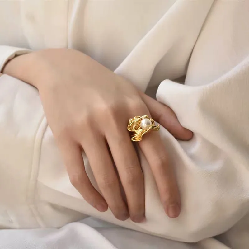 Vintage Gold Irregular Flower Pearl Ring for Women Elegant Wedding Party Engagement Statement Rings Accessories bague homme
Vintage Gold Irregular Flower Pearl Ring for Women Elegant Wedding Party Engagement Statement Rings Accessories bague homme