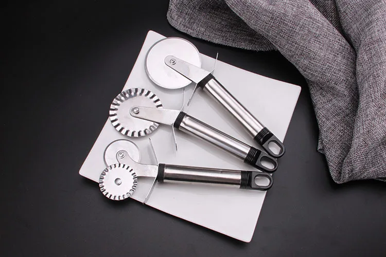 1PC New Stainless Steel Double Roller Pizza Knife Cutter Pastry Pasta Dough Crimper Round Hob 4cm Lace Wheel Kitchen tool PM 014
1PC New Stainless Steel Double Roller Pizza Knife Cutter Pastry Pasta Dough Crimper Round Hob 4cm Lace Wheel Kitchen tool PM 014
