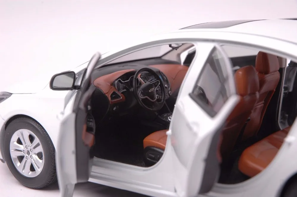 Cadillac SRX 2014 SUV model in scale 118 (5)