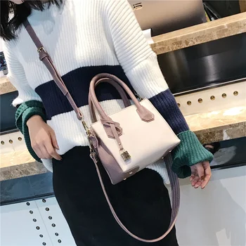 2019 spring and summer new wild temperament handbag fashion contrast color Messenger bag
2019 spring and summer new wild temperament handbag fashion contrast color Messenger bag