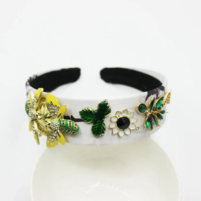 Rhinestone Bee Baroque Headband Exaggerated Crystal Catwalk Dance Multicolor Ladies Jewelled Hair Accessories for Women Hairband 
Rhinestone Bee Baroque Headband Exaggerated Crystal Catwalk Dance Multicolor Ladies Jewelled Hair Accessories for Women Hairband