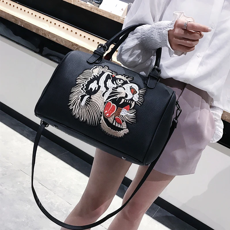 Italian Style Women Boston Bag Embroidery Handbags Large Capacity Men PU Leather Travel Bag Pillow Tote Designer Shoulder Bags
Italian Style Women Boston Bag Embroidery Handbags Large Capacity Men PU Leather Travel Bag Pillow Tote Designer Shoulder Bags