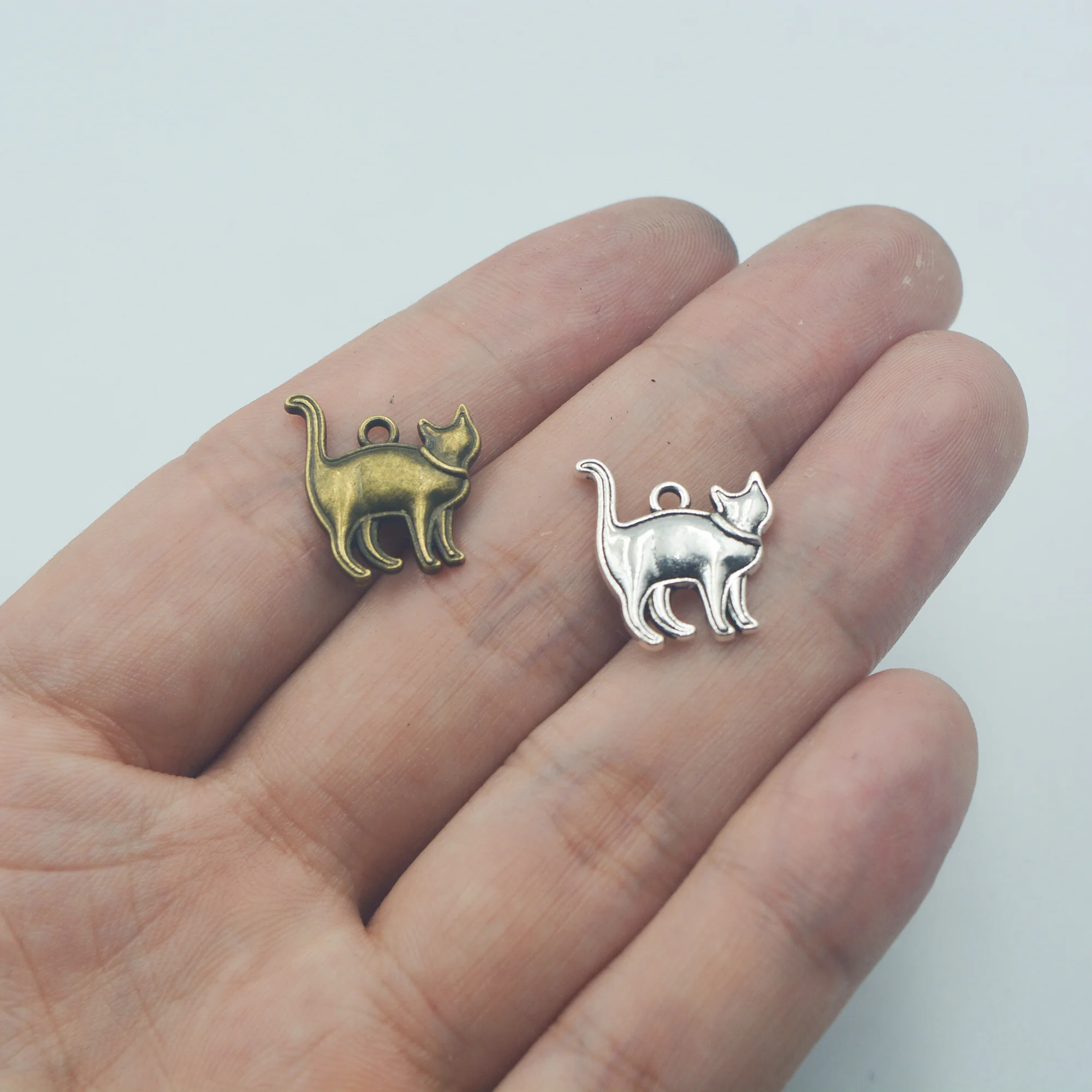 16PCS Silver Cat Charm Perfect for a necklace or bracelet Available in silver or bronze 16*16*2.5mm
16PCS Silver Cat Charm Perfect for a necklace or bracelet Available in silver or bronze 16*16*2.5mm