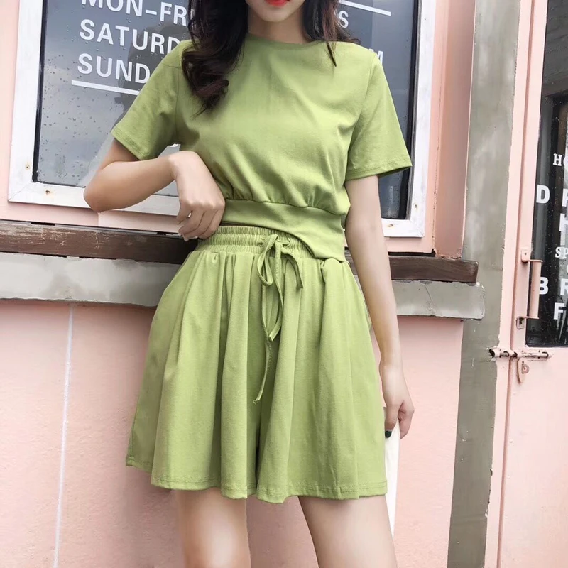 JSXDHK Summer Women 2 Piece Set New 2019 Fashion Student Cotton Irregula Short Sleeve Crop Tops + High Waist Green Shorts Suit
JSXDHK Summer Women 2 Piece Set New 2019 Fashion Student Cotton Irregula Short Sleeve Crop Tops + High Waist Green Shorts Suit