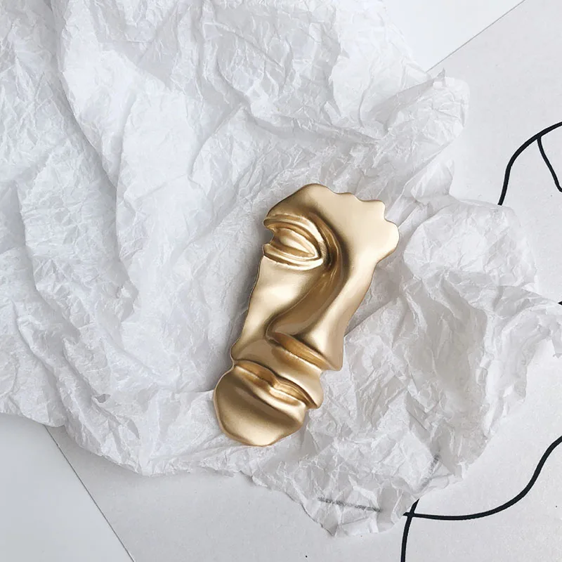 Exaggerated Abstract Gold Half Human Face Brooches Accessories Cool Mask Brooch for Women Party Jewelry
Exaggerated Abstract Gold Half Human Face Brooches Accessories Cool Mask Brooch for Women Party Jewelry