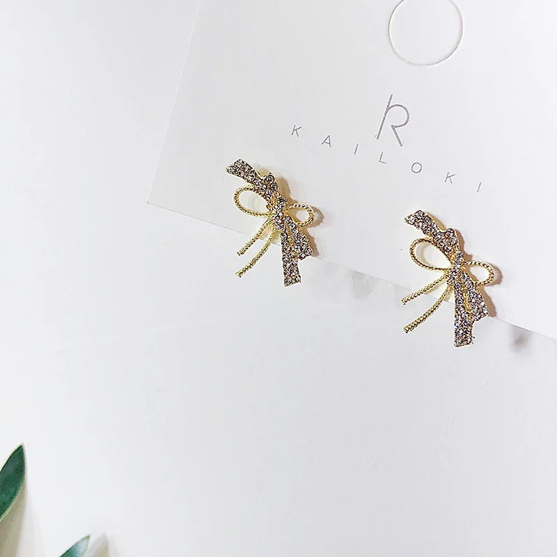 2019 New Arrival Bowknot Metal Women Stud Earrings Gentle Ear Nail Girl Shiny Irregular Design Earrings Woman Female Jewelry
2019 New Arrival Bowknot Metal Women Stud Earrings Gentle Ear Nail Girl Shiny Irregular Design Earrings Woman Female Jewelry