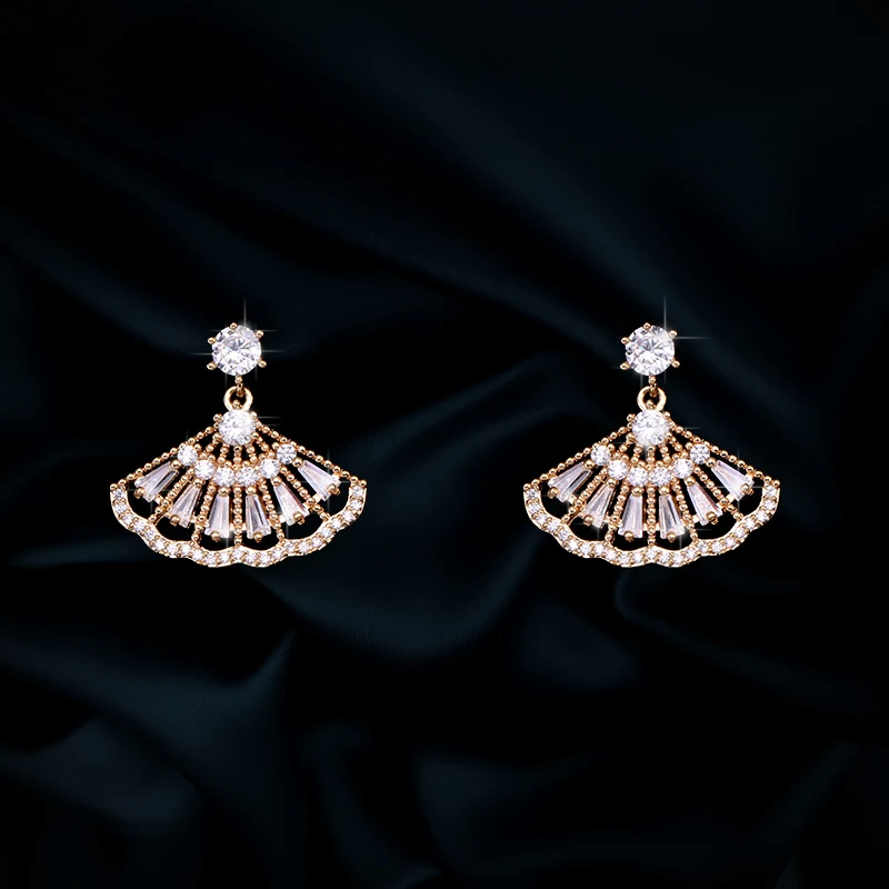 baiduqiandu New Design Elegant Statement Jewelry Geometric CZ Crystal Fan Shape Stud Earrings For Women Bridal Wedding Brincos
baiduqiandu New Design Elegant Statement Jewelry Geometric CZ Crystal Fan Shape Stud Earrings For Women Bridal Wedding Brincos
