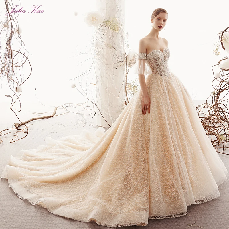 Julia Kui Shiny Bling Voile Beaded Pearls Ball Gown Wedding Dress 2019 Princess Sweetheart Lace Up Chapel Train Bridal Skirts
Julia Kui Shiny Bling Voile Beaded Pearls Ball Gown Wedding Dress 2019 Princess Sweetheart Lace Up Chapel Train Bridal Skirts