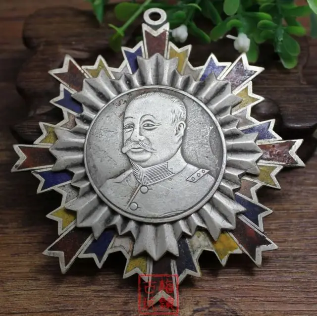 Chinese Antique collection white copper military meritorious medal
Chinese Antique collection white copper military meritorious medal