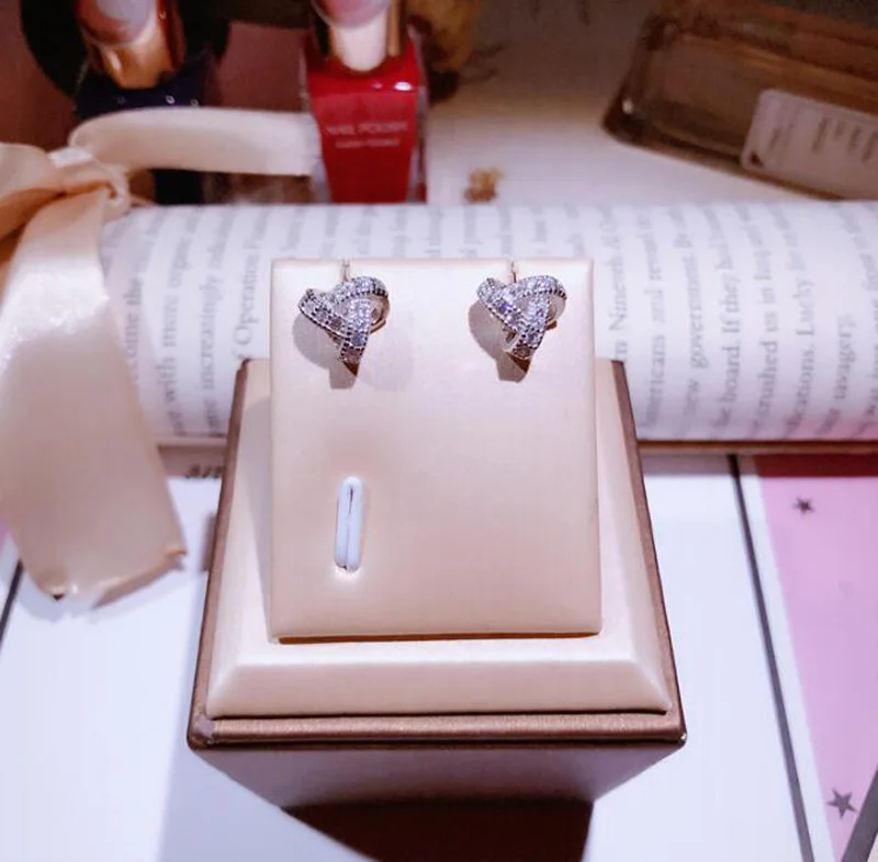 Natural Personality 925 Sterling Silver Triangle Twist Stud Earrings Micro Mosaic AAA+ Zircon Crystals Silver Earrings for Women
Natural Personality 925 Sterling Silver Triangle Twist Stud Earrings Micro Mosaic AAA+ Zircon Crystals Silver Earrings for Women