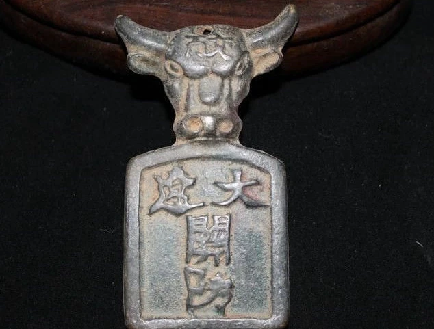 91MM Old China Bronze Dynasty Palace Beast Bull Oxen Head Token Copper Waist Tag
91MM Old China Bronze Dynasty Palace Beast Bull Oxen Head Token Copper Waist Tag