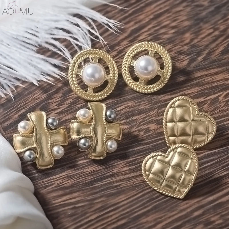 AOMU 2019 New Simple Vintage Hollow Circle Carved Love Heart Metal Matte Gold Pearl Cross Stud Earrings for Women Girl Gift
AOMU 2019 New Simple Vintage Hollow Circle Carved Love Heart Metal Matte Gold Pearl Cross Stud Earrings for Women Girl Gift