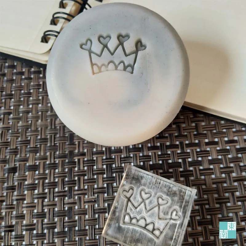 free shipping natural handmade acrylic soap seal stamp mold chapter mini diy Small Crown patterns organic glass 3X3cm 0330
free shipping natural handmade acrylic soap seal stamp mold chapter mini diy Small Crown patterns organic glass 3X3cm 0330