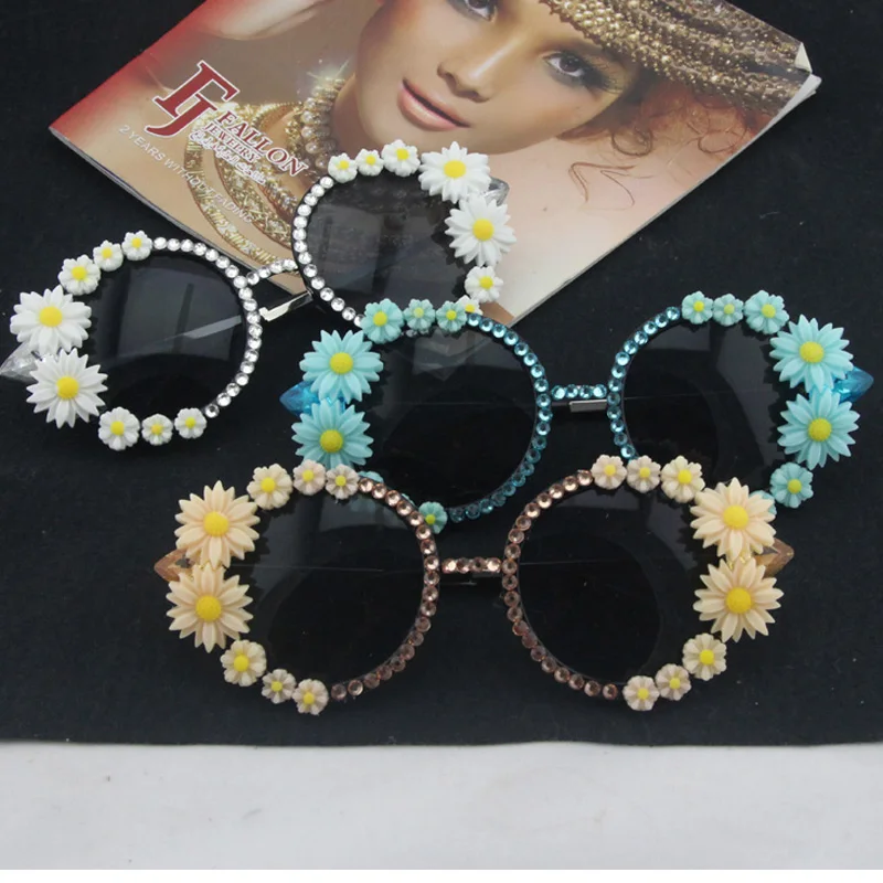 New Baroque Designer Women Girls Rhinestone Crystal Sunglasses Retro Decor Floral Flower Sunglasses Summer Beach Glasses
New Baroque Designer Women Girls Rhinestone Crystal Sunglasses Retro Decor Floral Flower Sunglasses Summer Beach Glasses