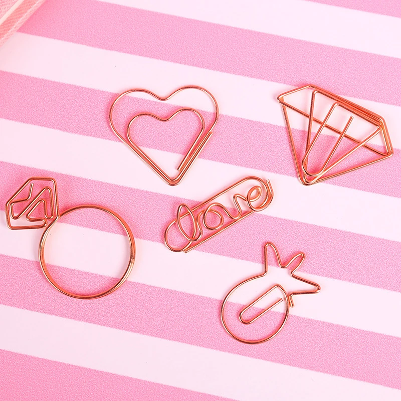 10pcs Ramdom Rose Gold Love Heart Diamond Ring Pineapple Metal Paper Clips File Notes Classified Clips Student Stationery Supply
10pcs Ramdom Rose Gold Love Heart Diamond Ring Pineapple Metal Paper Clips File Notes Classified Clips Student Stationery Supply