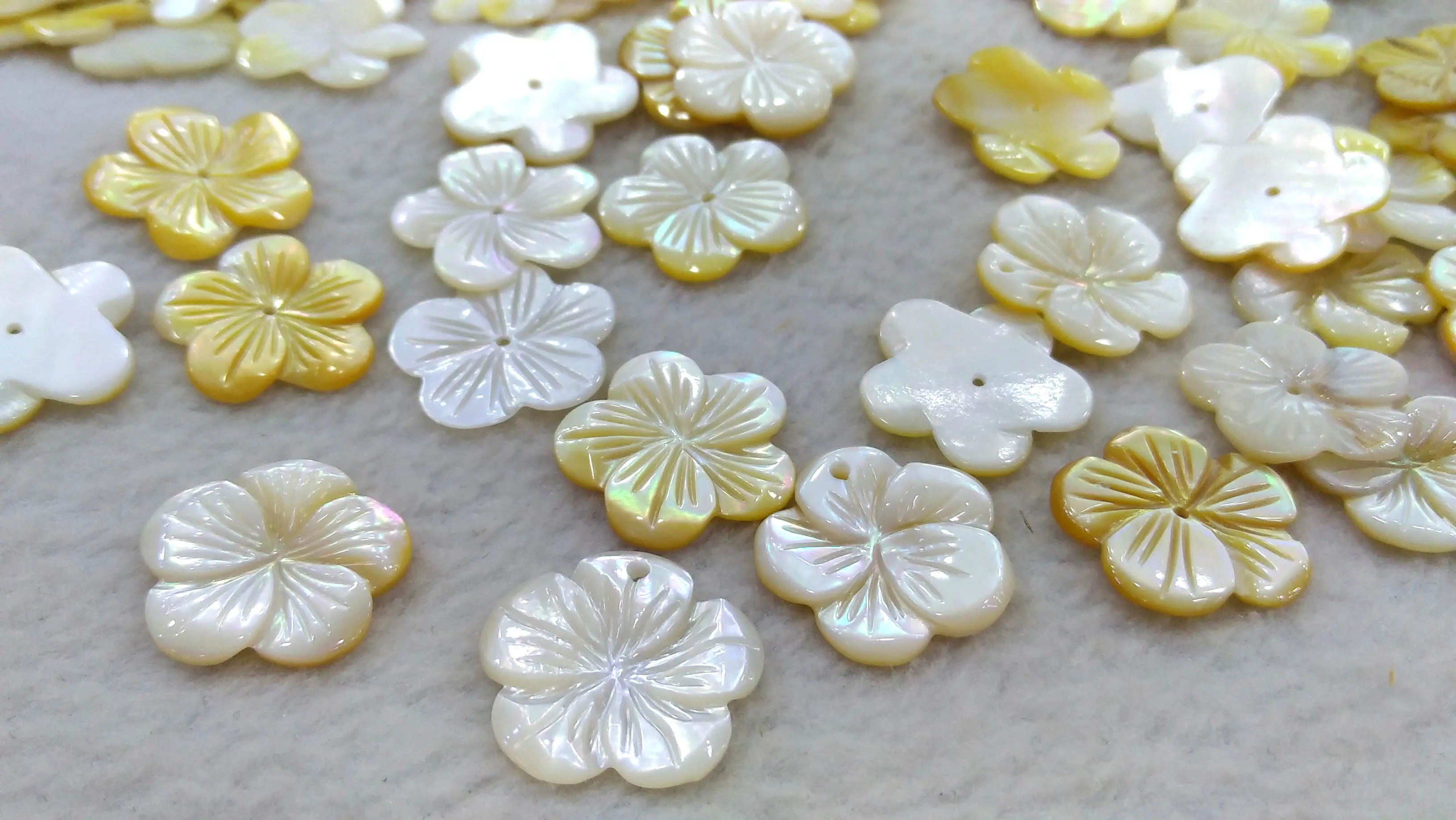 Drilled --18mm Yellow Gold white Mother of Pearl Shell Carved Flowers petal beds with Flat Back 10pcs
Drilled --18mm Yellow Gold white Mother of Pearl Shell Carved Flowers petal beds with Flat Back 10pcs