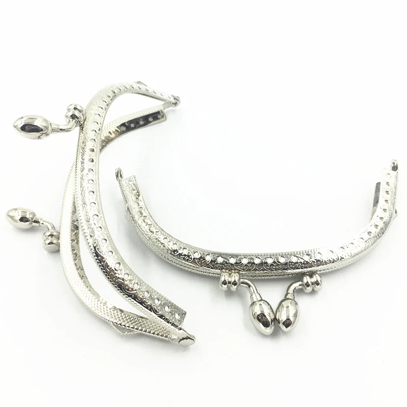Kiss Clasp Lock Silver Tone Purse Handle Delicate Arch Flower Pattern Alabastrum Head Bag Accessories 12.5cm 10Pcs
Kiss Clasp Lock Silver Tone Purse Handle Delicate Arch Flower Pattern Alabastrum Head Bag Accessories 12.5cm 10Pcs