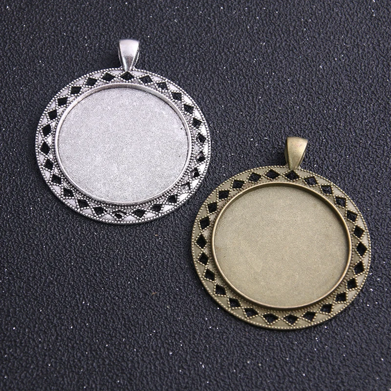 2pcs 35mm Inner Size DIY Antique Bronze/Silver Classic Hollow Style Cabochon Base Setting Charms Pendant
2pcs 35mm Inner Size DIY Antique Bronze/Silver Classic Hollow Style Cabochon Base Setting Charms Pendant