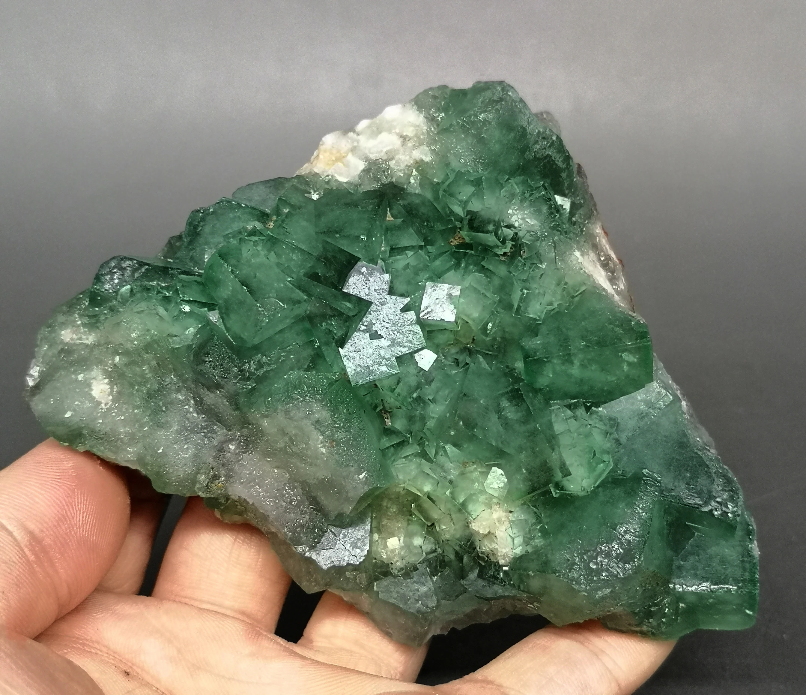 323g Natural Large crystal green fluorite cluster mineral crystal specimens Stones and crystals Healing crystal
323g Natural Large crystal green fluorite cluster mineral crystal specimens Stones and crystals Healing crystal
