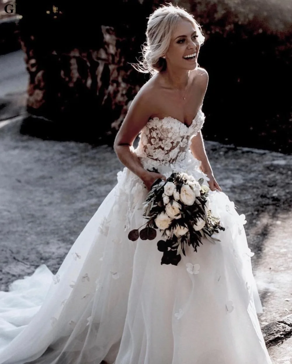 Vintage Lace 3D Flowers Boho Wedding Dress 2019 Elegant Off Shoulder Illusion Summer Beach Wedding Dresses Country Bridal Gowns
Vintage Lace 3D Flowers Boho Wedding Dress 2019 Elegant Off Shoulder Illusion Summer Beach Wedding Dresses Country Bridal Gowns