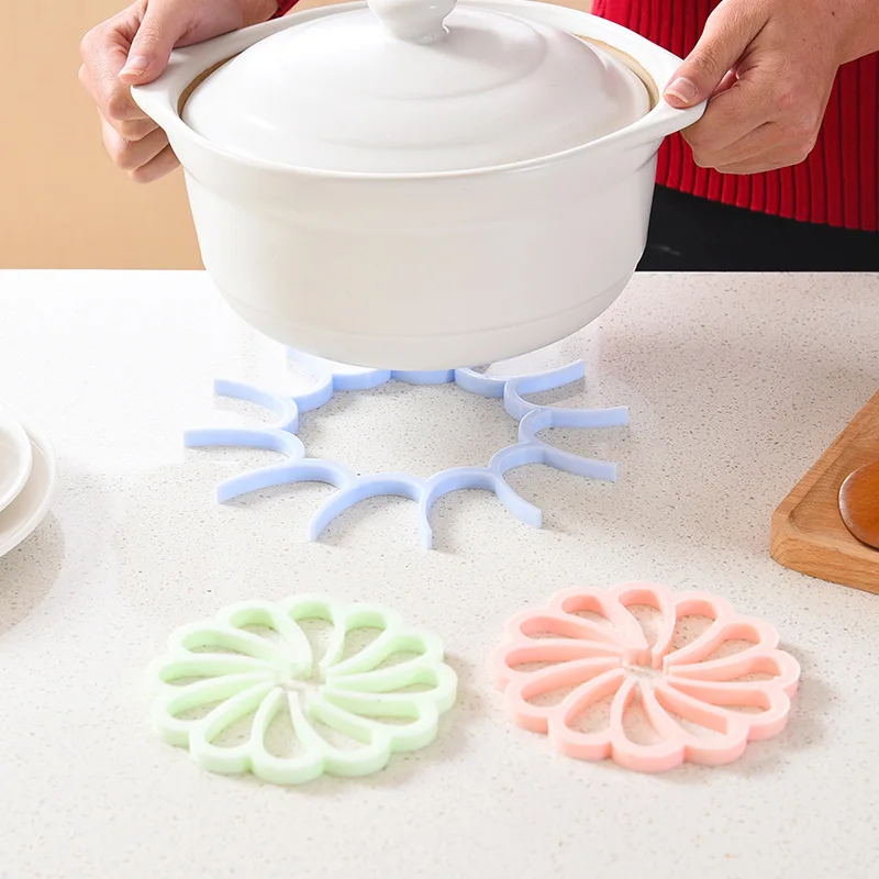 1PCS Flower Shape Silicone Anti Slip Cup Mat Dish Bowl Pan Placemat Coaster Base Kitchen Tools Table Decoration
1PCS Flower Shape Silicone Anti Slip Cup Mat Dish Bowl Pan Placemat Coaster Base Kitchen Tools Table Decoration