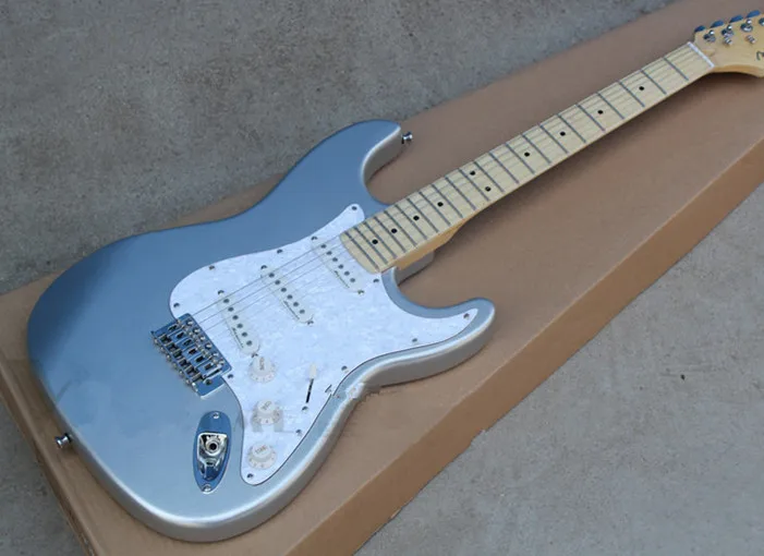 Silver powder electric guitar, maple finger board, SSS pickup, free delivery, store customizable.
Silver powder electric guitar, maple finger board, SSS pickup, free delivery, store customizable.