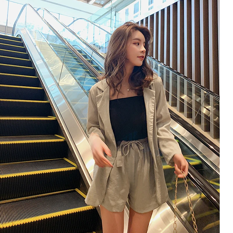 Two-piece Set New Summer Long Sleeve Casual Suit Wide Leg Shorts + Solid Color Casual Small Suit Female Single Button Jacket
Two-piece Set New Summer Long Sleeve Casual Suit Wide Leg Shorts + Solid Color Casual Small Suit Female Single Button Jacket