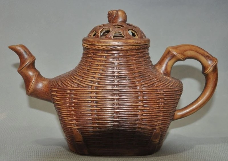 8"Marked China Yixing zisha pottery Carved Snail Statue Teapot tea set Tea maker
8"Marked China Yixing zisha pottery Carved Snail Statue Teapot tea set Tea maker