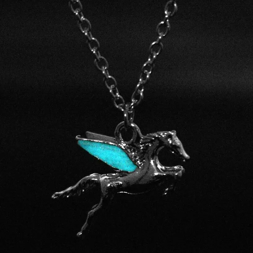 dongsheng Anime Pegasus GLOW in the DARK Luminous Pendant Necklace Fashion Men's Horse Jewelry Hot Movie Percy Jackson
dongsheng Anime Pegasus GLOW in the DARK Luminous Pendant Necklace Fashion Men's Horse Jewelry Hot Movie Percy Jackson