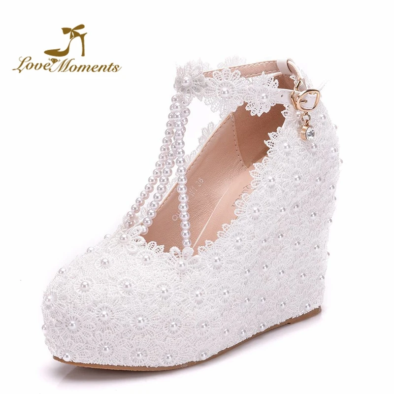 2019 Sweetness Lace Flower Lady Bridesmaid Shoes Pearl T-straps Wedge Heel Wedding Party Shoes White Color Buckle Straps Pumps
2019 Sweetness Lace Flower Lady Bridesmaid Shoes Pearl T-straps Wedge Heel Wedding Party Shoes White Color Buckle Straps Pumps