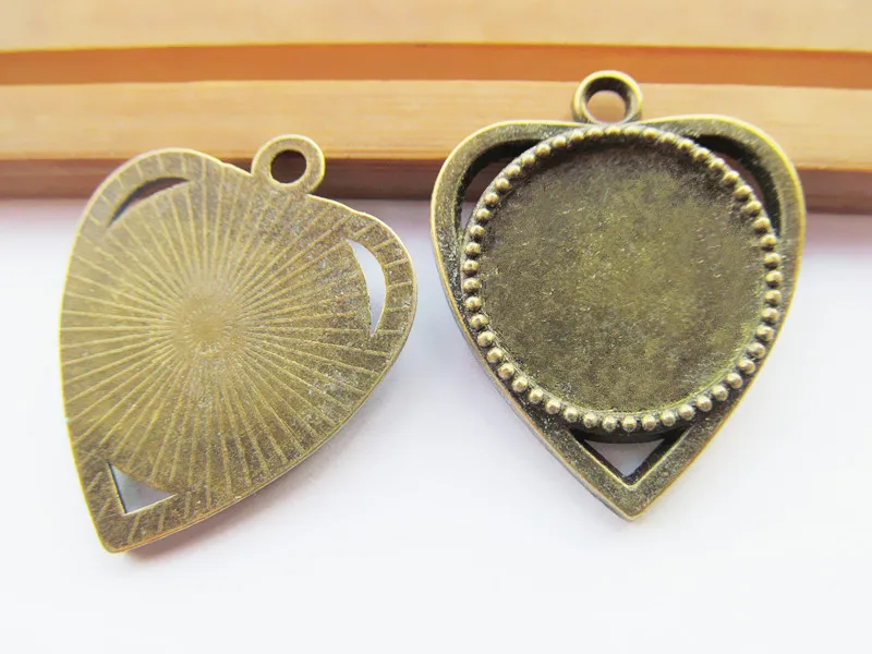 Large good quality antique bronze heart frame round base setting pendant charm/finding,fit 18mm cabochon/ picture /cameo
Large good quality antique bronze heart frame round base setting pendant charm/finding,fit 18mm cabochon/ picture /cameo