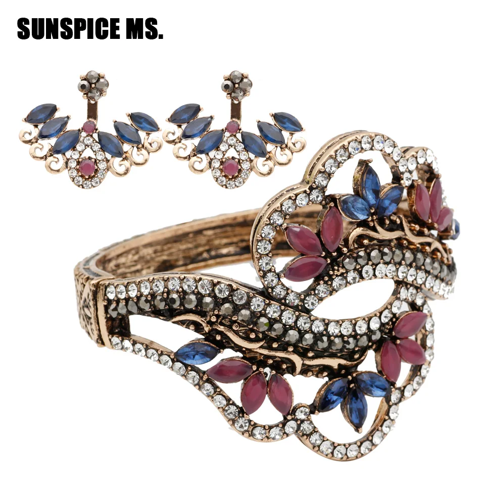 New Vintage Resin Earrings Sets Hollow Flower Bracelet Bangle Sets Antique Gold Color Turkish Women Ethnic Banquet Jewelry Sets
New Vintage Resin Earrings Sets Hollow Flower Bracelet Bangle Sets Antique Gold Color Turkish Women Ethnic Banquet Jewelry Sets