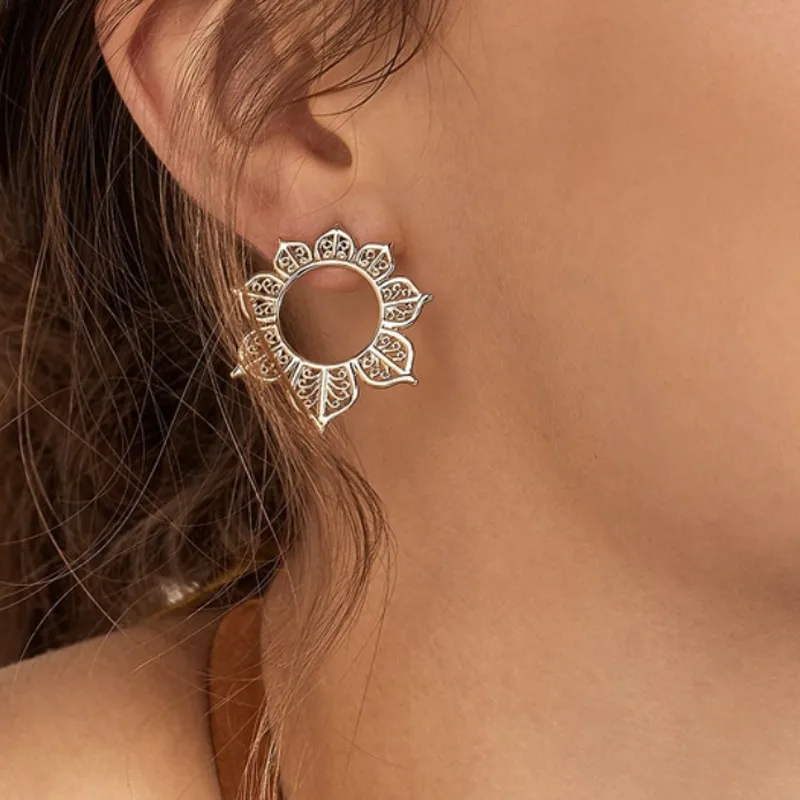 Tocona Punk Hollow Floral Stud Earring for Women Geometric Flower Studs Earrings Statement Jewelry Brincos 6972
Tocona Punk Hollow Floral Stud Earring for Women Geometric Flower Studs Earrings Statement Jewelry Brincos 6972