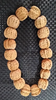 Walnut string string, wild water pattern four buildings, lion head millstone, old tree, dense white lion.
Walnut string string, wild water pattern four buildings, lion head millstone, old tree, dense white lion.