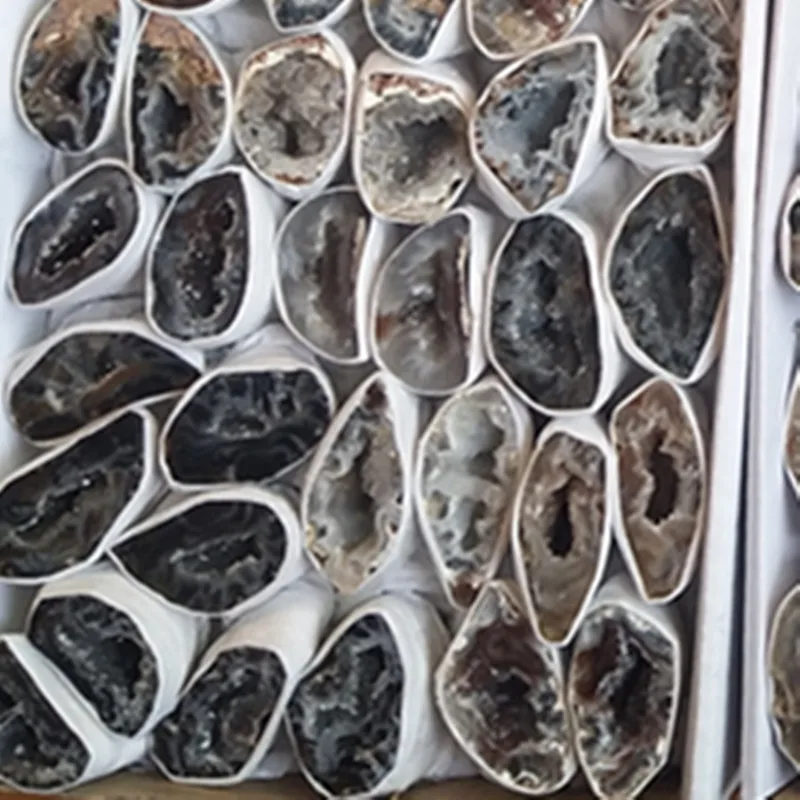 2pcs a pair Natural diminutive agate geode Specimens of agate cave stones and crystals minerals in Madagascar
2pcs a pair Natural diminutive agate geode Specimens of agate cave stones and crystals minerals in Madagascar