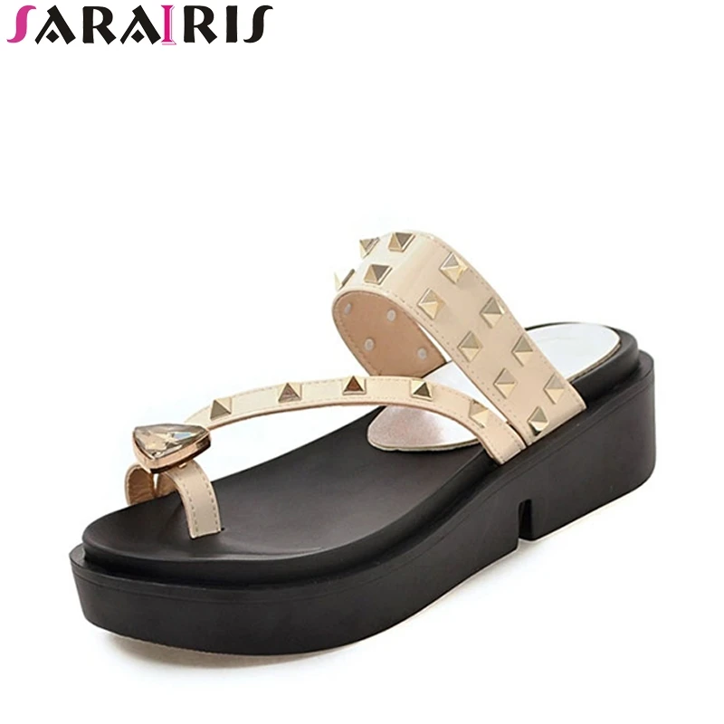 SARAIRIS Large Size 34-40 Rivet Thick Platform Slippers Women Open Toe Leisure Beach Flip Flops Woman Punk Women Shoes
SARAIRIS Large Size 34-40 Rivet Thick Platform Slippers Women Open Toe Leisure Beach Flip Flops Woman Punk Women Shoes
